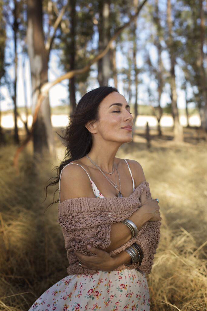 Femme qui se recentre sur ses sensations lors d’une séance de sophrologie
