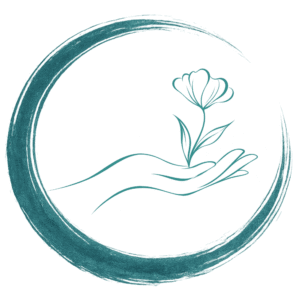 Main ouverte laissant éclore une fleur dans un cercle japonais, symbole des ressources intérieures développées en sophrologie.