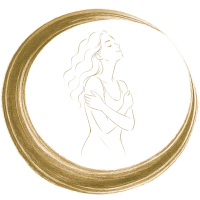 Femme qui s'enveloppe dans ses bras dans une posture douce et apaisée