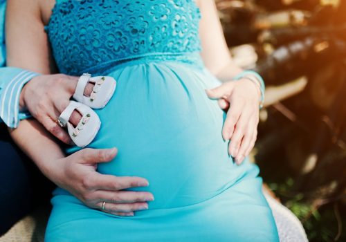 Co-parent soutenant la grossesse par un geste de présence et de lien – Sophrologie maternité – Gwendoline Hervé