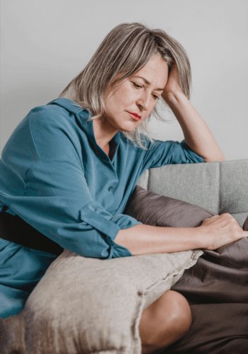 Femme en réflexion durant la période de la ménopause, faisant face aux changements d'humeur et à l'instabilité émotionnelle